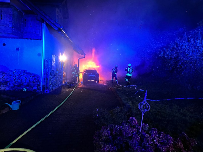 FW VG Westerburg: Brand in Garage greift auf Wohnhaus über - Bewohner bleiben unverletzt