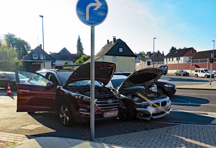 POL-ME: Hoher Sachschaden bei Verkehrsunfall - Haan - 1906099