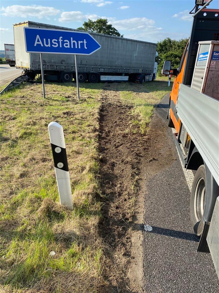 POL-VDKO: Sattelzug mit 3,2 Promille festgefahren / Hubschraubereinsatz