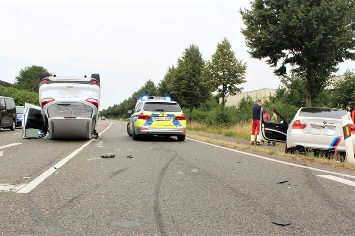 POL-VIE: Willich: Ohne Gurt und ohne Führerschein unterwegs - Autofahrer flüchtet vor der Polizei und verursacht Unfall