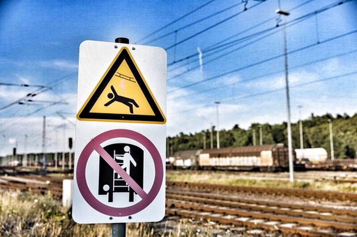 BPOL NRW: Lebensgefahr! - 3,1 Promille - Mann drohte in Gleise zu stürzen - Bundespolizei warnt vor Gefahren des Bahnverkehrs