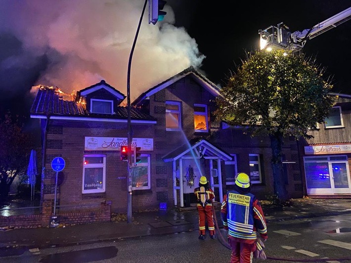 FW-SE: Am frühen Morgen des 13.11.2020 kam es in der Hamburger Straße in einem Hotel- & Restaurantbetrieb zu einem Großfeuer.