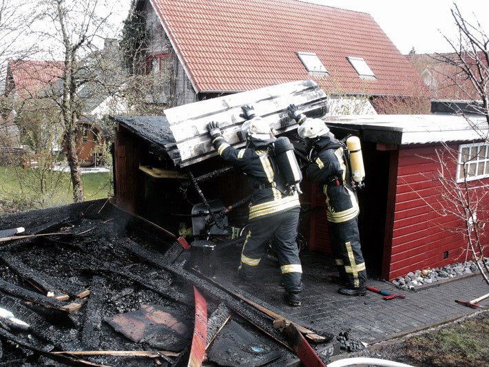 FW-PB: Gartenhaus brennt nieder: Gasflasche in Sicherheit gebracht