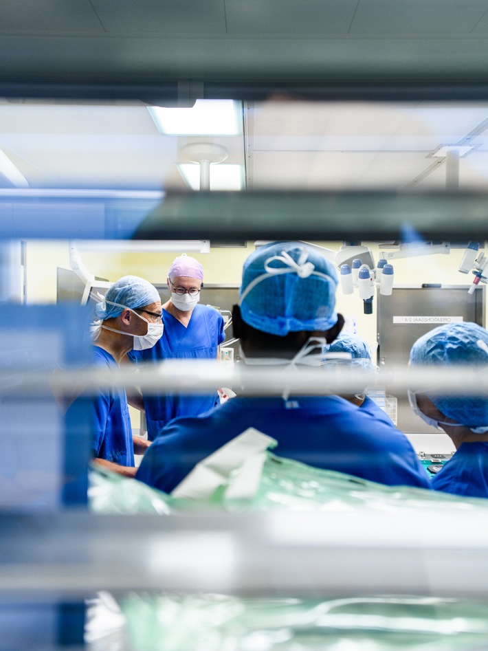 Schweizer Premiere in der Lindenhofgruppe: Innovative Operationsmethode bei Gebärmuttersenkung