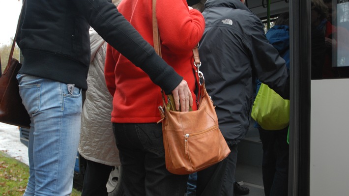 POL-NE: Taschendiebe lenken Opfer gezielt ab - Polizei warnt vor Langfingern