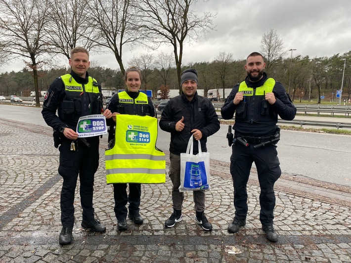 POL-DEL: Autobahnpolizei Ahlhorn: Beamte der Autobahnpolizei unterstützen den Verein DocStop und verteilen Geschenktüten an Kraftfahrer