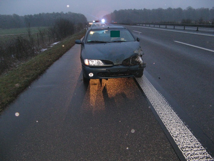 POL-D: Issum - A 57 - Dunkelroter Minivan mit niederländischem Kennzeichen verursacht Unfall mit Verletzten - Polizei sucht Zeugen -
