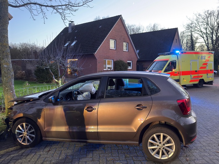 FW-AUR: In Wohngebiet mit Baum kollidiert
