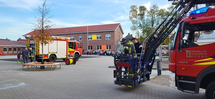 FW-WRN: Mit Martinshorn und Blaulicht ging es zur Uhlandgrundschule