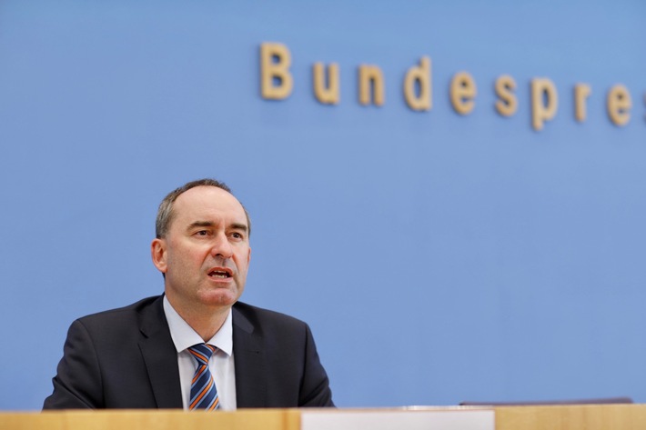 FREIE WÄHLER stellen Verfassungsbeschwerde gegen das Infektionsschutzgesetz in Berlin vor.