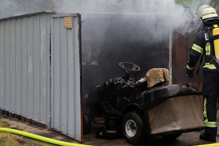 FW Hambühren: Garagenbrand unterbricht Übung der Feuerwehr - Warnung vor der Nutzung von Gasbrennern zur Unkrautvernichtung