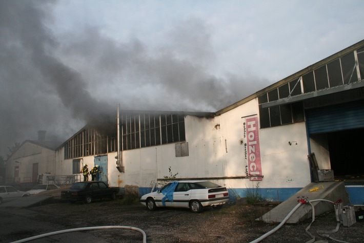 POL-PPTR: Brand einer Lagerhalle verursacht Sachschaden in sechsstelliger Höhe