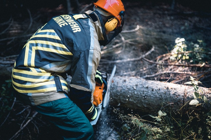 FW Hünxe: Baum auf Straße