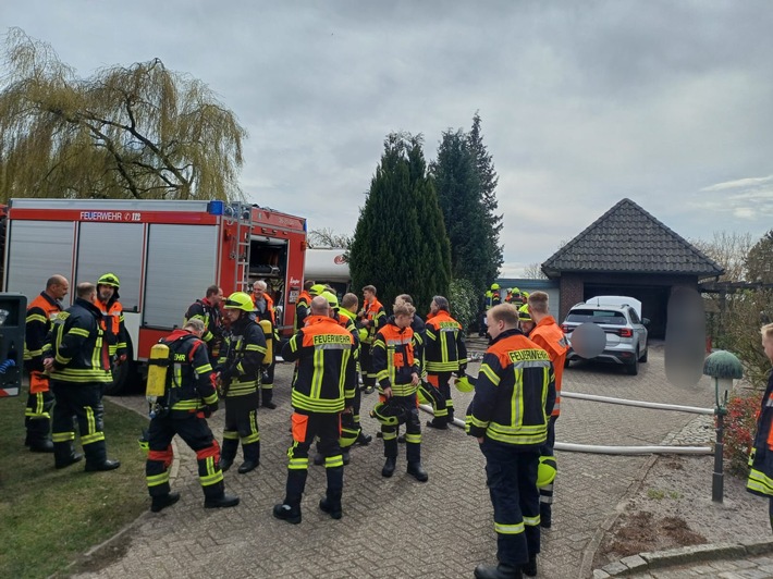 FW-ROW: Garagenbrand kann schnell gelöscht werden ++ Brandeinsatz am Samstagnachmittag in Stuckenborstel
