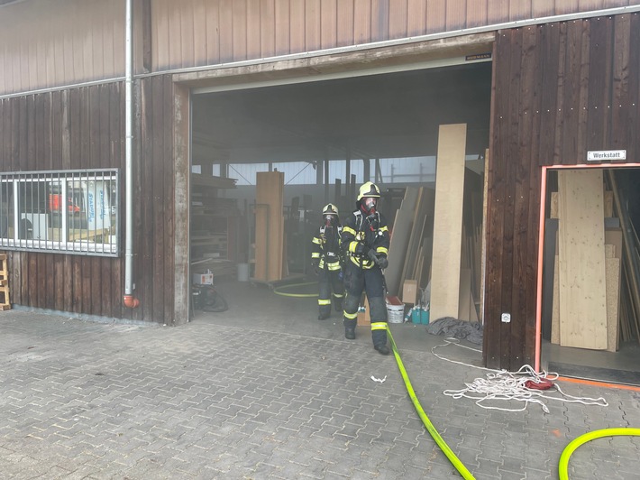 FW Dinslaken: Brand 4 - Gewerbebrand: Brand in Tischlerei