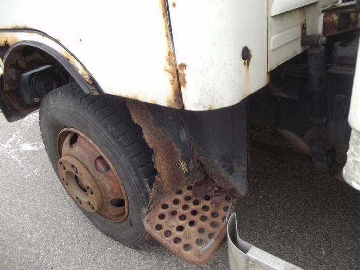 POL-UL: (UL) Ulm - Laster verkehrsunsicher / Am Donnerstag zog die Polizei auf der B10 bei Ulm einen völlig desolaten Lkw aus dem Verkehr.