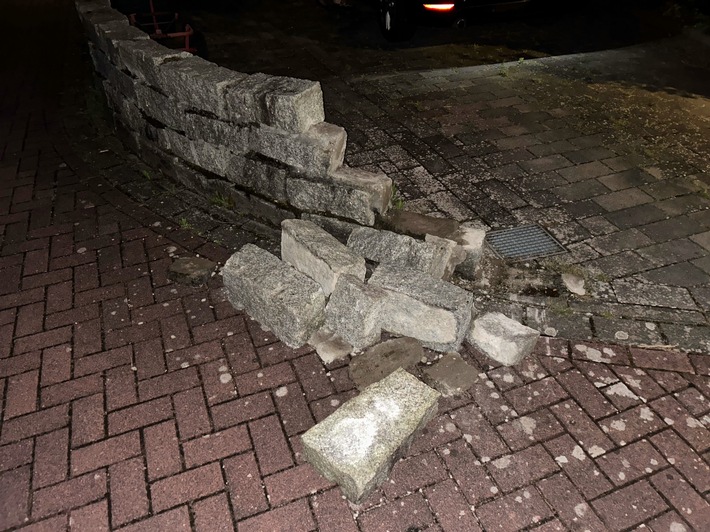 POL-KLE: Bedburg-Hau - Grundstücksmauer in Hasselt beschädigt / Verursacher flüchtet