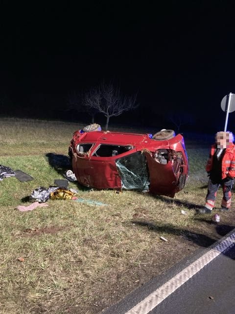 POL-OF: Auto überschlug sich: Zwei Leichtverletzte und Totalschaden