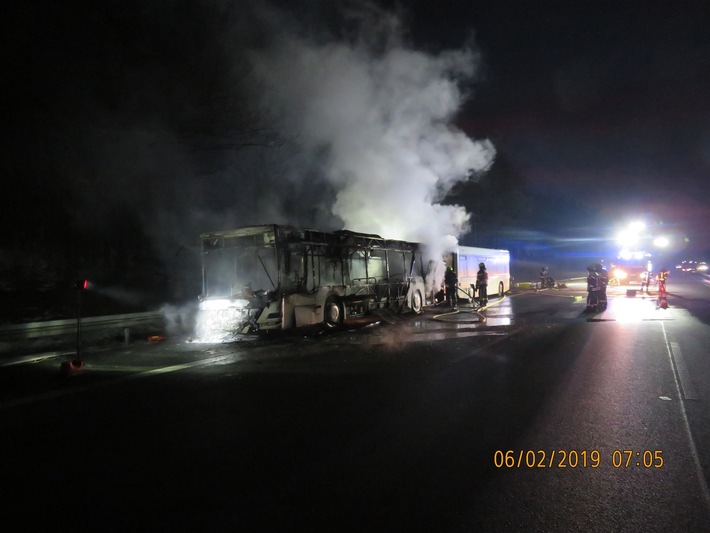 POL-DO: Bus ohne Fahrgäste fing Feuer und brannte aus - A45 für mehrere Stunden gesperrt