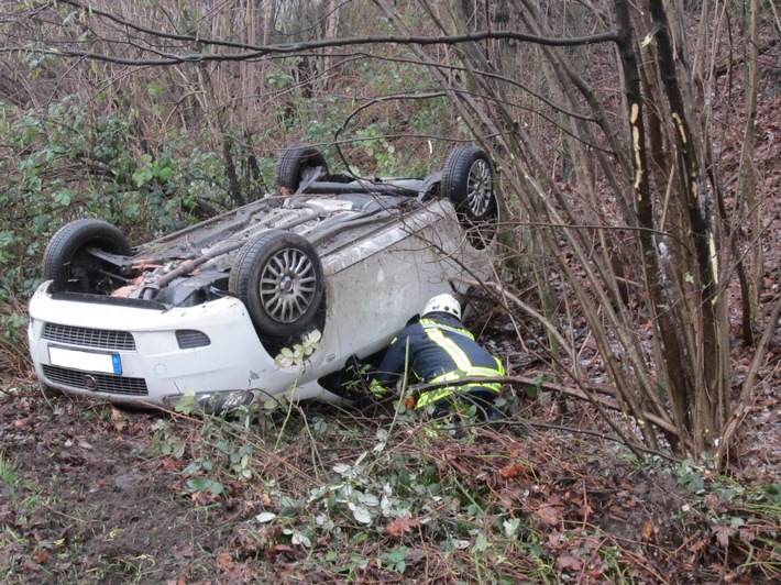 FW-MH: Unfall auf der A 40 - PKW überschlägt sich