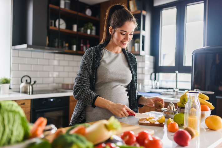 Vegane Ernährung in Schwangerschaft und Stillzeit - Auf ausreichende Versorgung mit Vitamin B12 und Jod achten