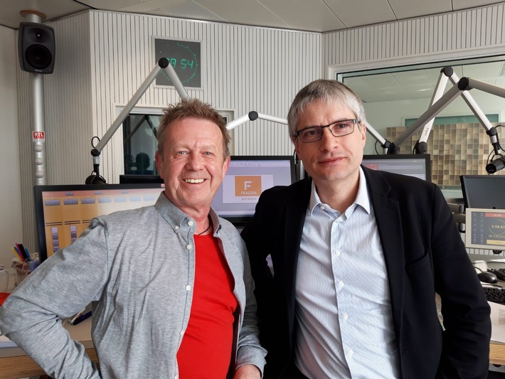 GRÜNEN-Europa-Kandidat Sven Giegold im Podcast "FRAGEN WIR DOCH!": "Statt Unternehmen zu enteignen, sollten wir die Kontrolle über einen Bürgerfonds zurückgewinnen!"