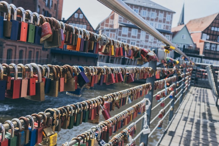 Aktuelle HEM-Studie beweist: Deutsche pendeln bis zu 500 Kilometer am Valentinstag