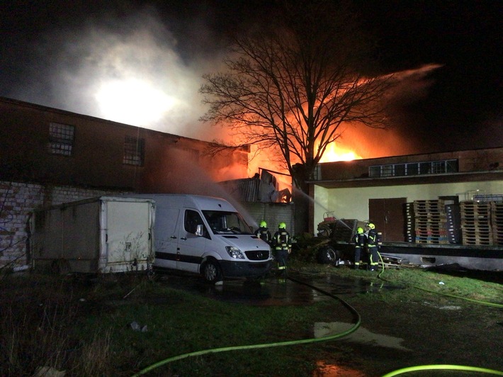 FW-GE: Brand einer Lagerhalle in Gelsenkirchen Ückendorf