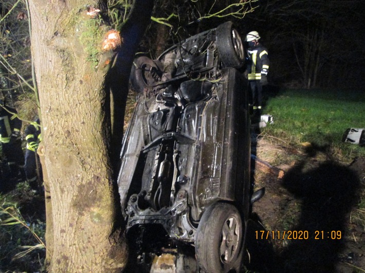 POL-WHV: 19-Jähriger kommt mit Pkw von der Fahrbahn ab und prall gegen Baum