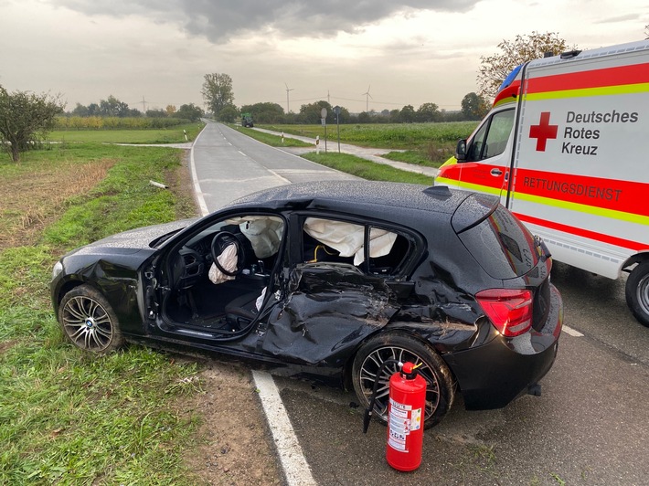 POL-PDNW: Polizeiinspektion Haßloch: Traktor rammt PKW - PKW-Fahrerin muss durch Feuerwehr befreit werden.