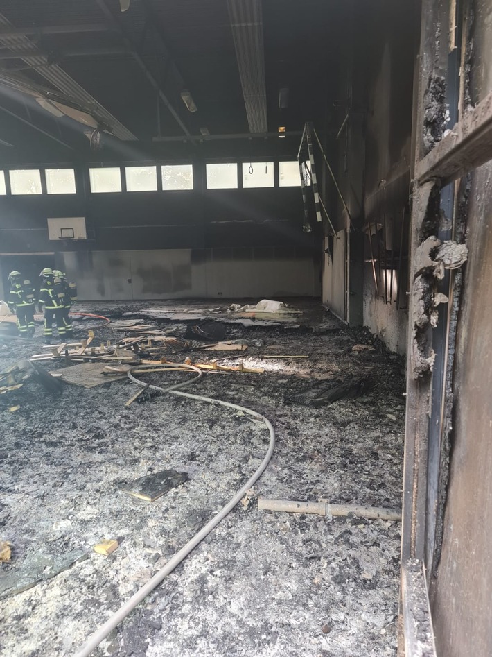 FW-DO: Feuer im Neubau der Turnhalle der Brukterer Grundschule