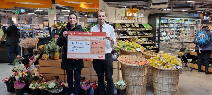 Presseinformation: Blumenlotterie im tegut… Markt in der Häßler Straße in Erfurt – 538 Euro wurden an das Albert-Schweitzer-Kinderdorf gespendet