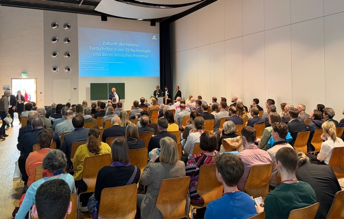 Weltneuheit beim Jahrestreffen der Audiologen: Cochlear™ präsentiert das erste und einzige smarte Cochlea-Implantat-System