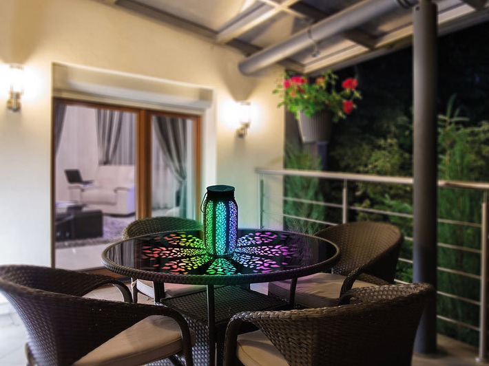Lunartec Smarte Solar-Laterne aus Metall mit RGB-CCT-LEDs, App, Bluetooth, IP44: Programmierbares Stimmungslicht für Balkon, Terrasse und im Garten