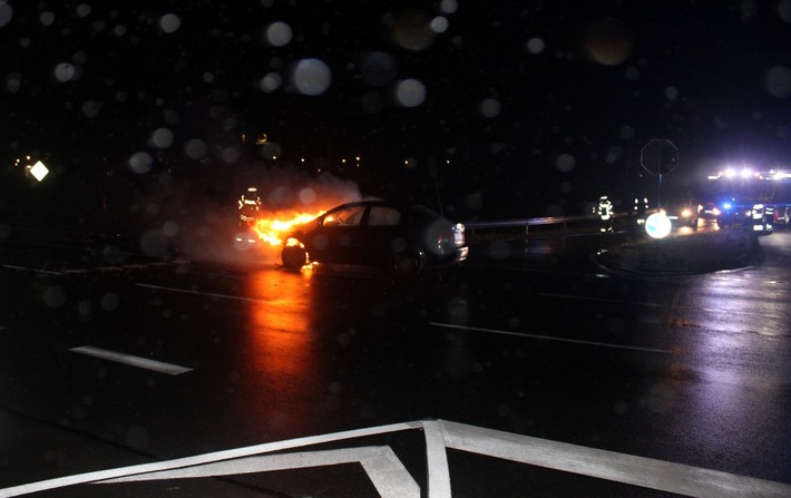 POL-MI: Auto gerät nach Zusammenstoß in Brand