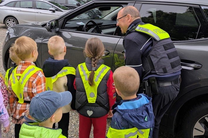 POL-LIP: Kreis Lippe/Augustdorf. Kita-Kinder verteilen Dank- und Denkzettel - Landesweite Aktionswoche #SicherImStrassenverkehr.