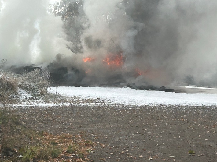 POL-PDWIL: Brand eines Reifenhaufens