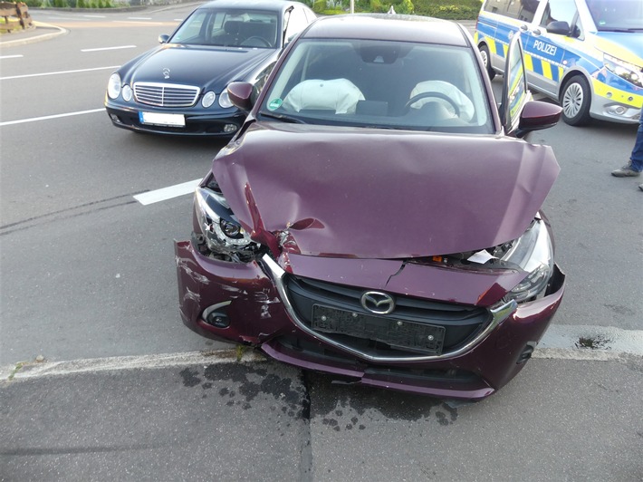 POL-GM: Unfall im Kreuzungsbereich