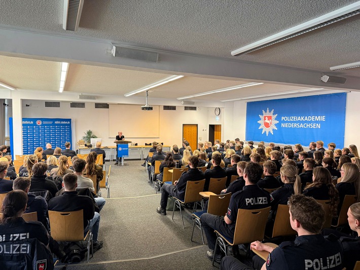 POL-AK NI: Rainer Eppelmann spricht an der Polizeiakademie Niedersachsen über das Leben in einer Diktatur - Zeitzeuge wirbt vor 150 Studierenden für Wachsamkeit, Rechtsstaatlichkeit und historisches Bewusstsein