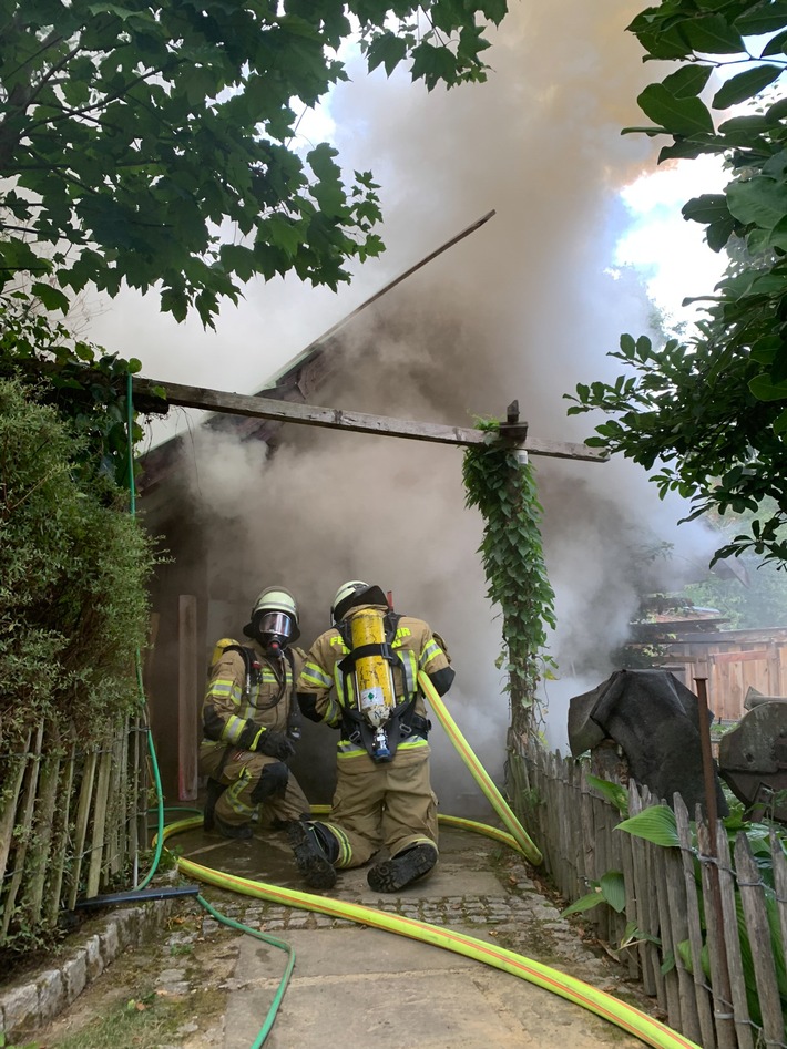 FW Menden: Werkstattschuppen in Vollbrand