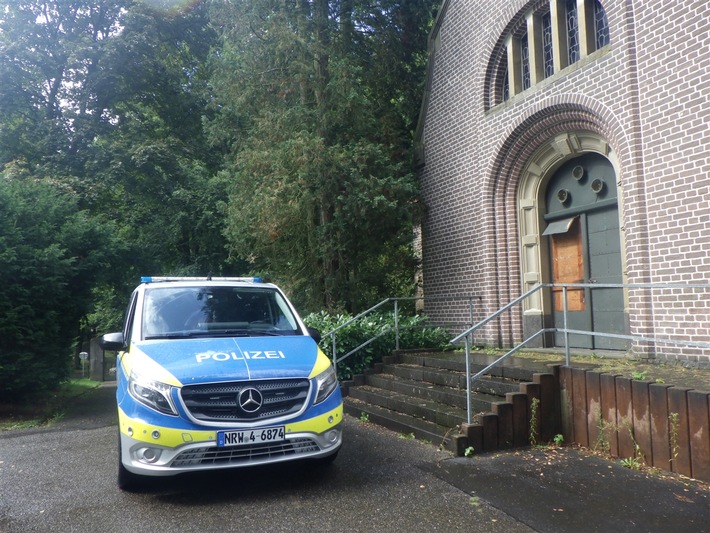 POL-KLE: Bedburg-Hau- Diebstahl/ Täter entwenden Kupferplatten von Friedhofskapelle