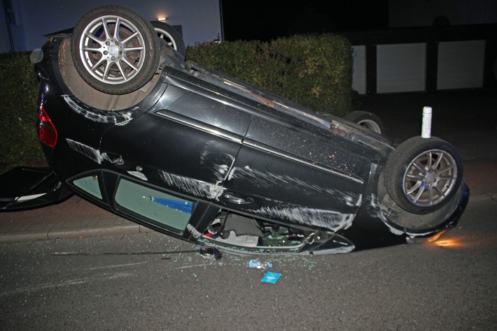 POL-ME: Hoher Sachschaden und drei Leichtverletzte bei Verkehrsunfall - Ratingen - 2010142