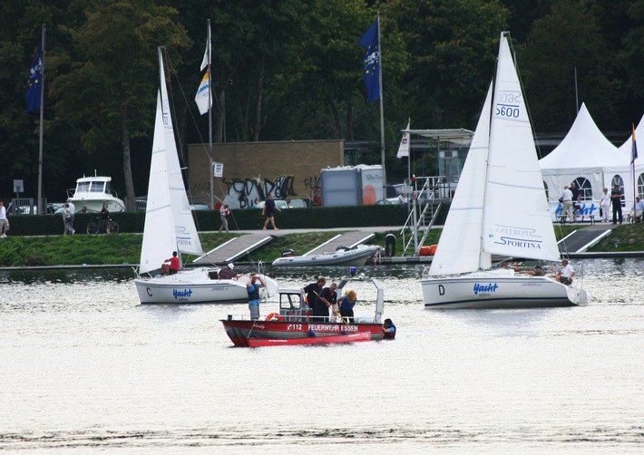 FW-E: Feuerwehr rettet vier Personen aus Baldeneysee, Rettungsboot während der Essener Segelwoche ständig besetzt