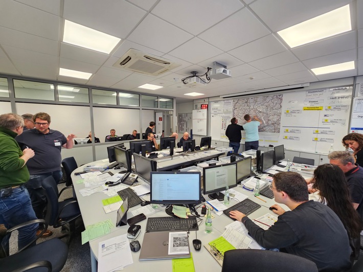 KATS-LKMZG: Zugunglück, Stromausfall, Gefahrstoff-Freisetzung: Der Katastrophenschutz-Führungsstab probt für den Ernstfall