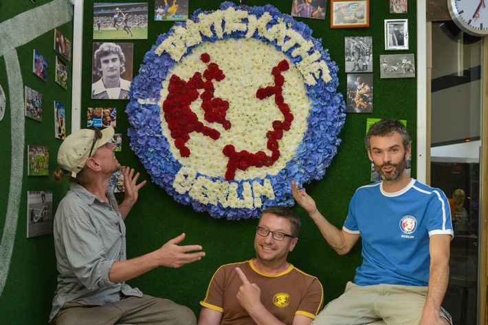 Blumig Fußball gucken: Fleurop dekoriert Berliner Biergarten