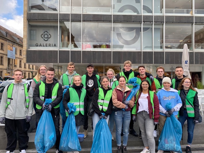Presseinformation: Erfolgreicher World Clean-up Day bei tegut... - 15 fleißige Lernende aus Fulda mit dabei