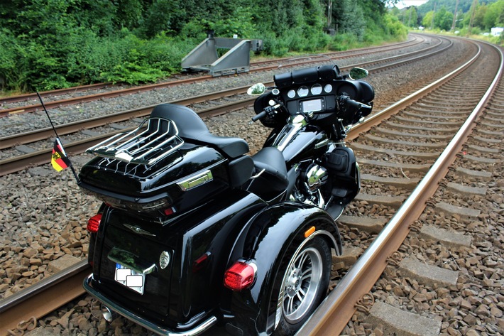 POL-OE: Trike-Fahrer fährt auf Bahngleise