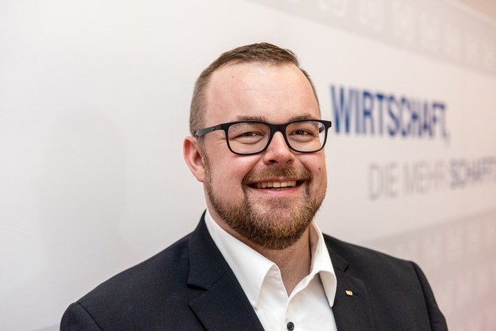Sebastian Döberl ist der neue Bundesvorsitzende der Wirtschaftsjunioren Deutschland. Hauptberuflich ist der Bayreuther Mitglied der Geschäftsführung beim fränkischen Traditionsunternehmen Eisen Bauer. Weiterer Text über ots und www.presseportal.de/nr/18043 / Die Verwendung dieses Bildes ist für redaktionelle Zwecke honorarfrei. Veröffentlichung bitte unter Quellenangabe: "obs/WJD Wirtschaftsjunioren Deutschland/Markus Quabach"