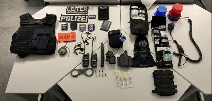 POL-F: 231003 - 1119 Frankfurt-Niederursel: Falscher Polizist in Verkehrskontrolle