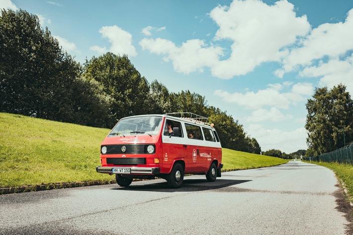 Hamburger Startup Waterkant Touren startet Elbinsel-Tour als Teamevent oder zur individuellen Buchung: Mit dem VW Bulli in die grünen Ecken der größten Flussinsel Europas